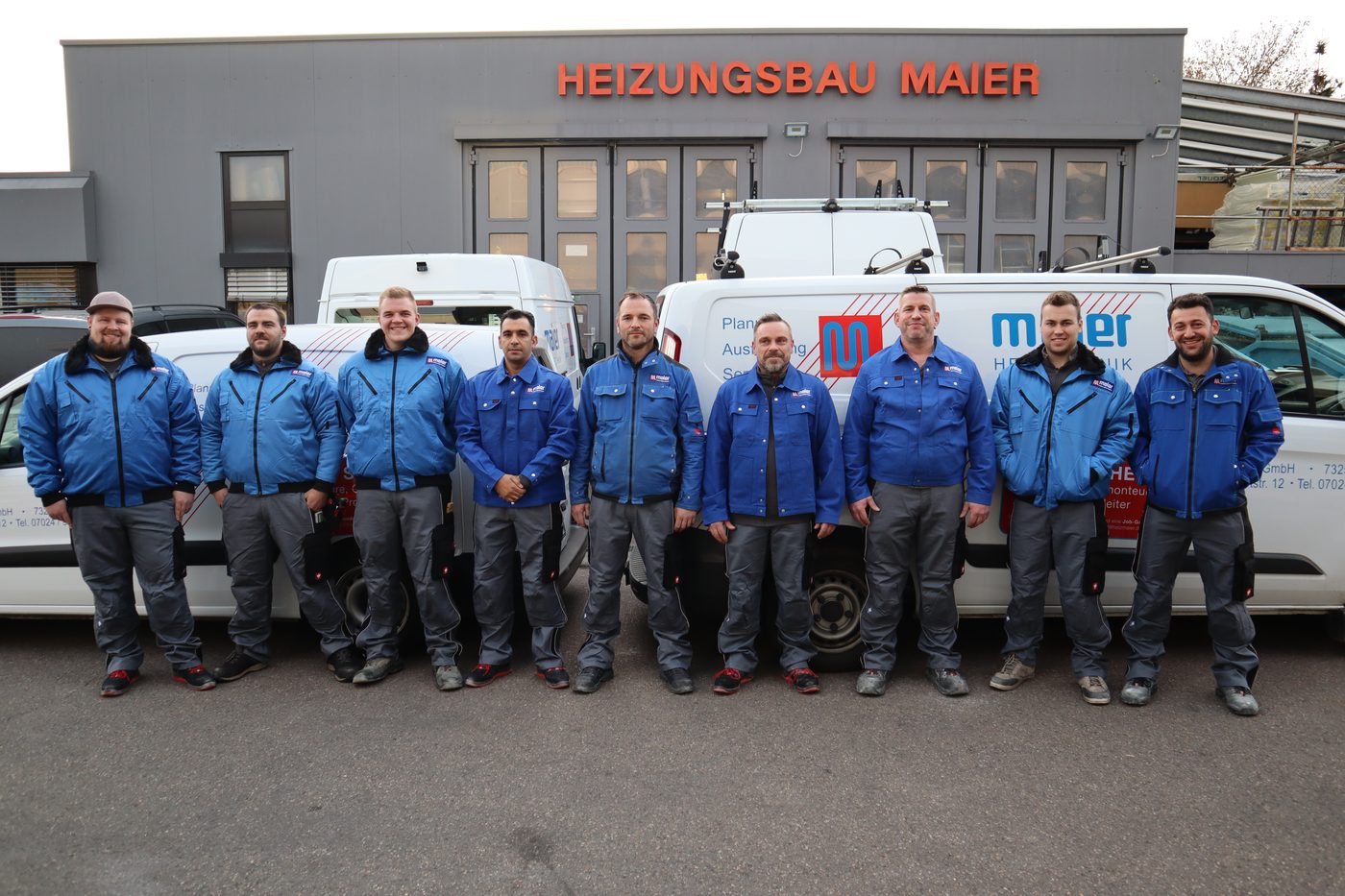 Monteure und Servicetechniker der Maier Heiztechnik GmbH vor dem Betrieb in Köngen